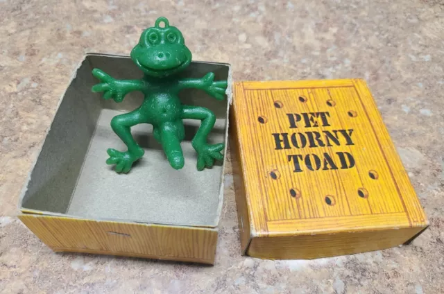 https://www.picclickimg.com/MlQAAOSwE4llAkEj/Vintage-Green-Pet-Horny-Toad-Novelty-Adult-Gag.webp