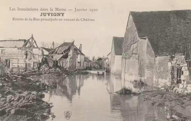 CPA 51 Les Flundations dans la Marne JUVIGNY Entrance de la Rue Mainale en vena