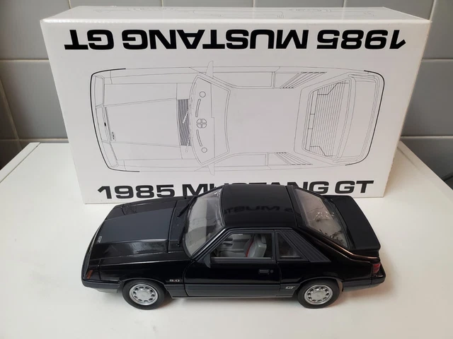 Corgi VA14307A Ford Escort Mk4 XR3i, Diecast Model Black Vanguard