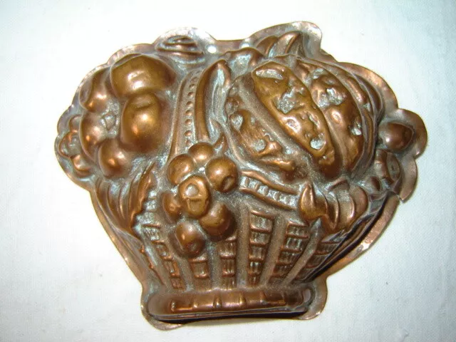 Original antike kleine Biedermeier Kupferform Obstkorb Handgetrieben, ca.1820