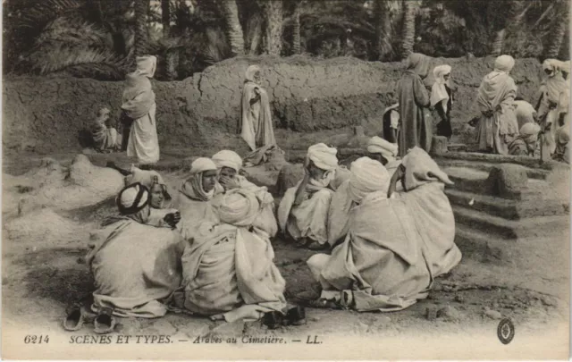 CPA AK Scenes et Types Arabes au Cimetiere MAROC (24158)