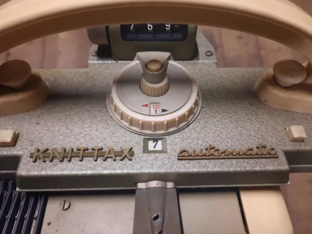 Knittax Strickmaschine mit kompletten Zubehör