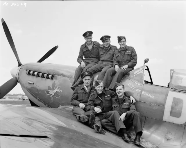 WW2 WWII Photo Royal Canadian Air Force  Spitfire Pilots World War Two / 5401