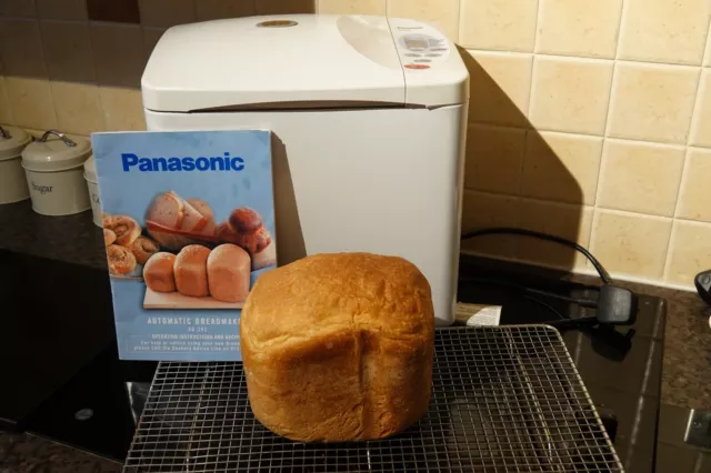 Panasonic SD-252 Breadmaker - Used  BEEN IN CUPBOARD FOR TWO YEARS