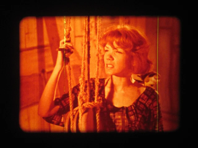 FILM 16 mm Scopitone : Martine CERDAN   chante  Le Chant du Pirate   années 1960