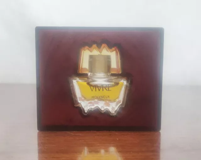 Extrait de Parfum Vivre de Molyneux 2 ml. Boîte plexiglas. Bon état