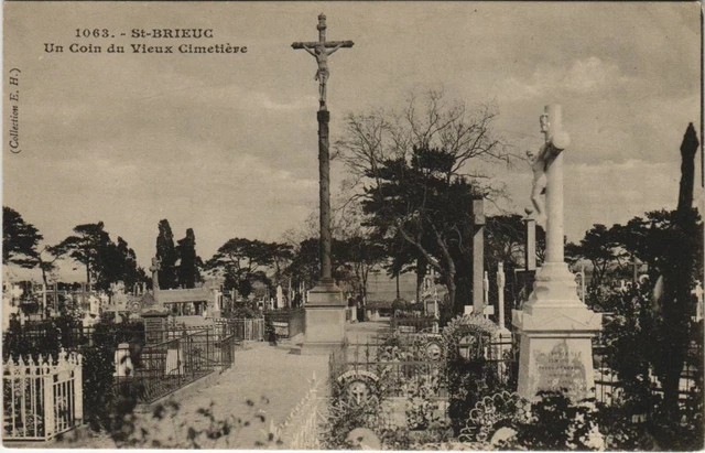 CPA AK St.Brieuc Un Corner du Vieux Cemetiere FRANCE (1139919)