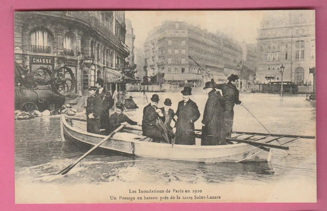 75 - PARIS - Les Inondations de Paris en 1910 - Un passage en bateau près de la.