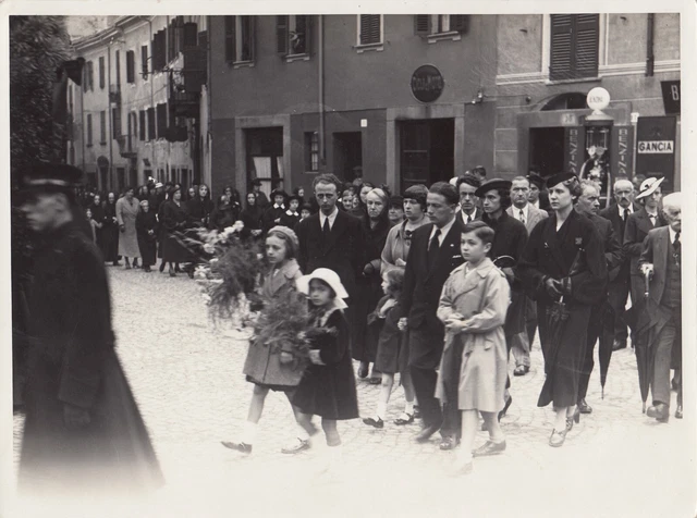 Biella foto Funerale verso Chiesa San Cassiano piazza Distributore benzina