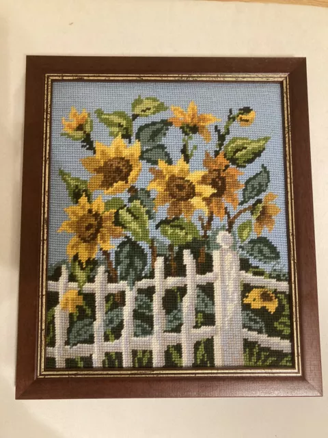 Stickbild (Gobelin) Sonnenblumen hinter Gartenzaun mit Holzrahmen (Handarbeit)