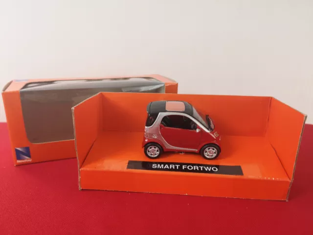 Voiture 1:43 – Smart Fortwo –Rouge et Grise – NEWRAY
