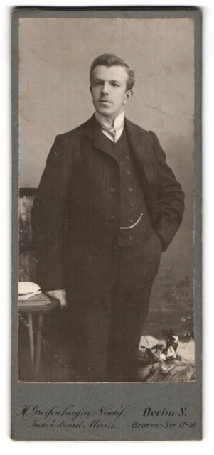 Photography H. Greifenhagen, Berlin, Brunnenstraße 17-18, young man in splendid