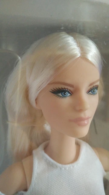 Mattel Barbie Looks Doll Model 6 - Tall, Blonde France