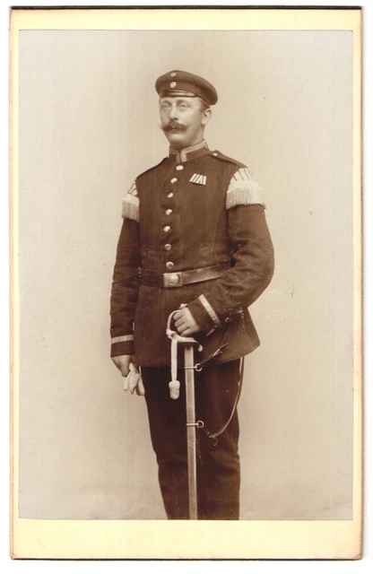 Fotografie Fotograf und Ort unbekannt, Uffz. Musiker in Uniform mit Säbel