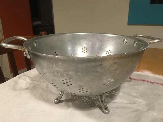 Grande Passoire Ancienne En Aluminium TOURNUS UNIS - Diamètre 18.2cm - Fabriquée En France