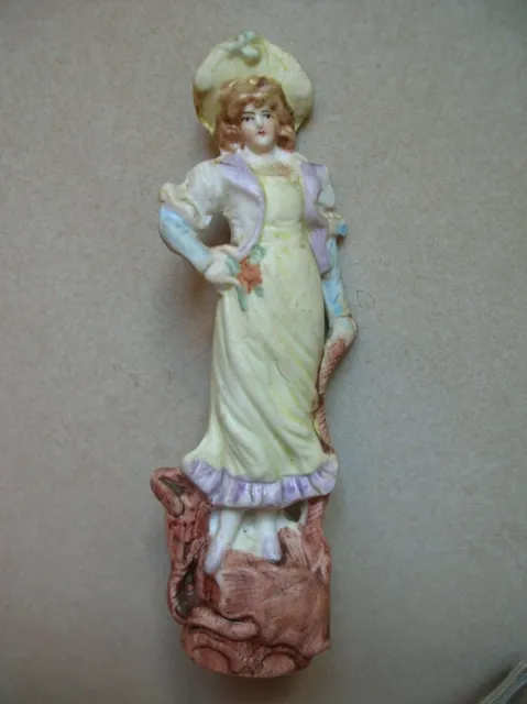 Ancienne figurine une femme en porcelaine biscuit numérotée de 12,2 cm