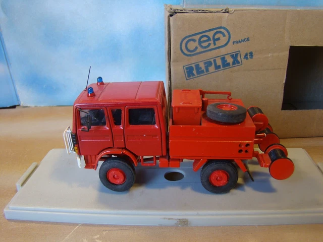 Disegno da colorare di un camion dei pompieri felice da stampare e colorare Disegno da colorare di un camion dei pompieri felice da stampare e colorare