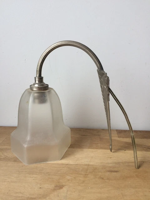 ancienne applique murale en bronze nickelé et tulipe en verre dépoli, art déco 5