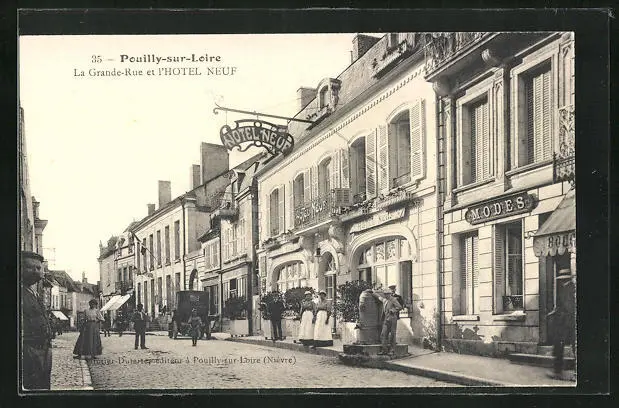 CPA Pouilly-sur-Loire, La Grande-Rue et l´Hotel Neuf