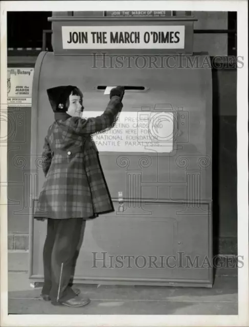 1943 Press Photo Pauline Magee contributes to The March of Dimes in New York