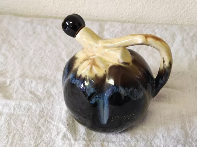 Ancienne Carafe en céramique en forme de fruit pomme, prune