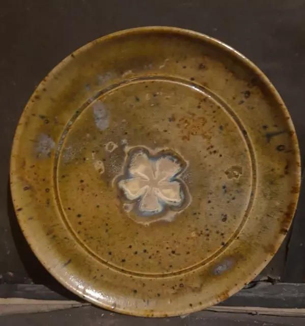 Une ancienne grande assiette en grès Signé Alexandre Bigot
