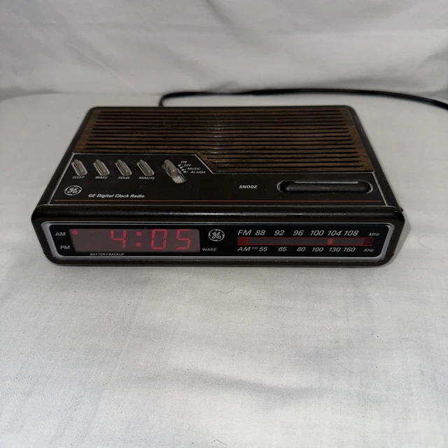 VINTAGE GE GENERAL Electric 74612A Woodgrain Digital Alarm Clock Radio