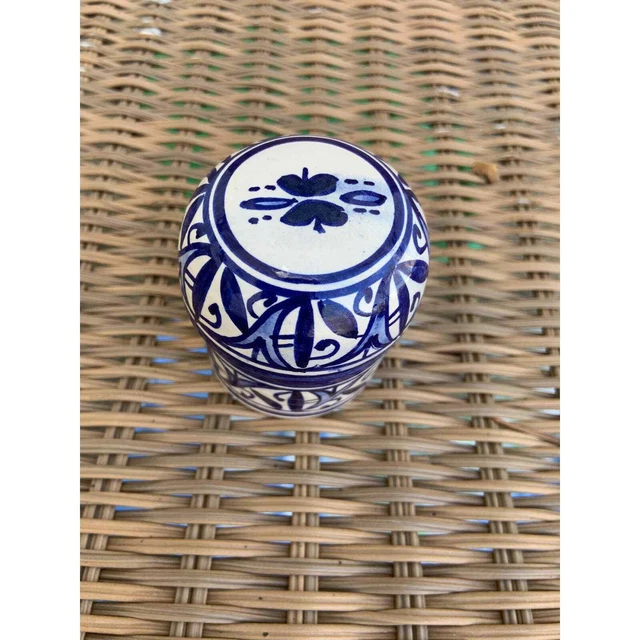 Caja de baratijas floral de cerámica azul pintada a mano firmada
