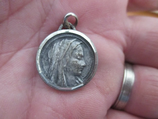 Broche Ancienne Médaille ND Lourdes - Vierge Marie En Argent, Bijou Vintage, Occasion "dans Son Jus"