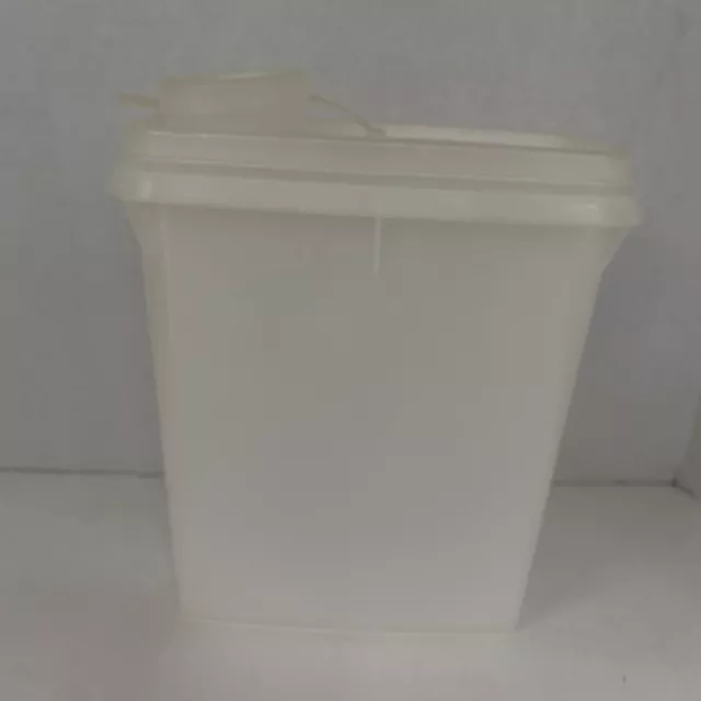 https://www.picclickimg.com/Mp0AAOSwbyRlBjpE/Tupperware-499-4-Store-N-Pour-Jr-Cereal-Storer-Container-w.webp