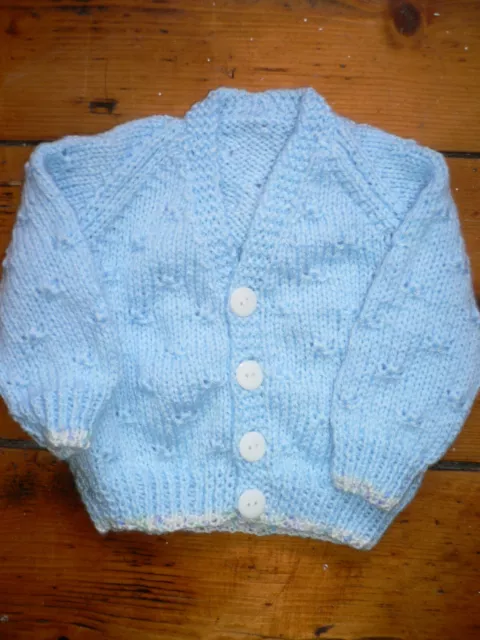 Blaue handgestrickte Baby-Strickjacke für Jungen 0-3 Monate 16 Zoll Brusttasche