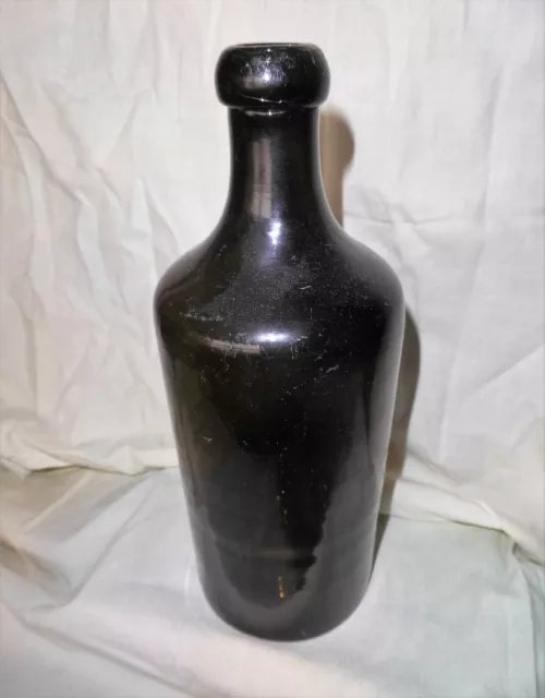 Alte Wasserflasche um 1900 hergestellt, Erdfund  Grünes Glas mundgeblasen