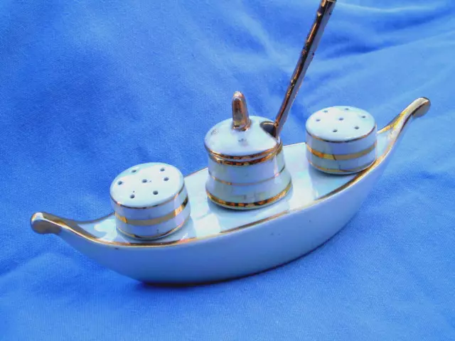 ancien salerons en porcelaine de limoge signé forme  bateau gondole