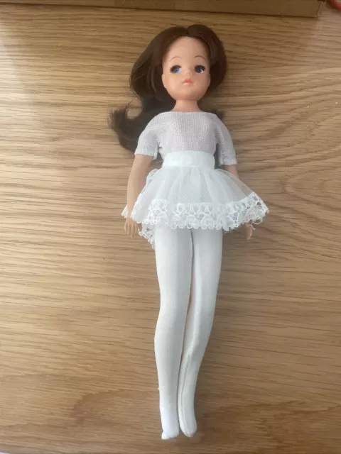 1984 Active Sindy Bambola Ballerina Abito Auburn Capelli Marroni Danza Vintage