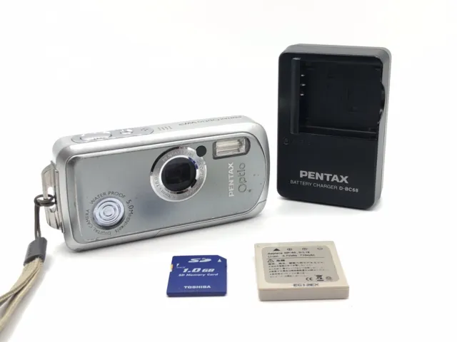Pentax Optio WP 5MP 3x Optical Zoom Digital Camera + Accessoires