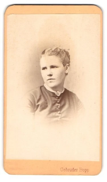 Fotografie Gebrüder Bopp, Innsbruck, Portrait junge Frau mit zusammengebundenem