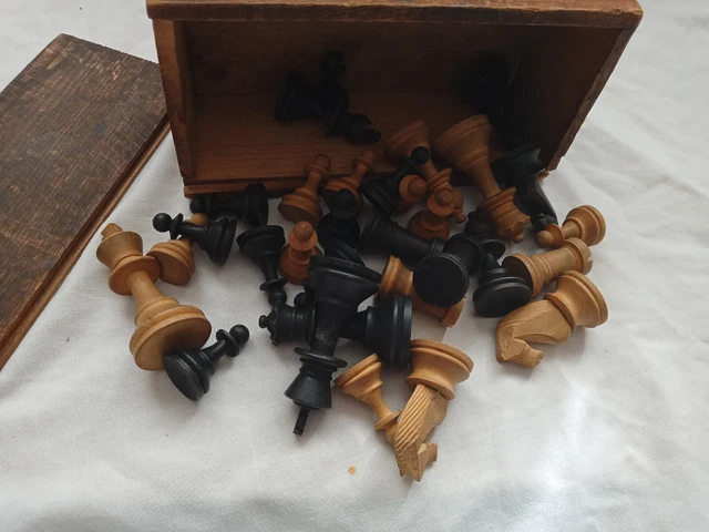 Complete VINTAGE Boxwood Chessmen CHESS SET BOX Wooden WOOD early 20th century
