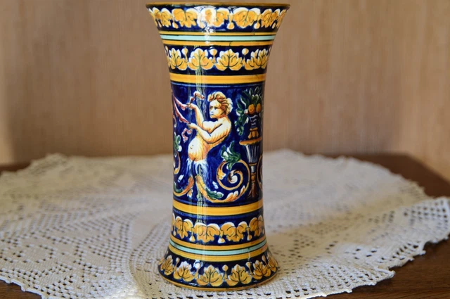 Ancien vase forme diabolo en Faïence De Gien décor renaissance Hauteur 16,8 cm .