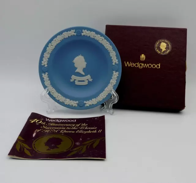 WEDGWOOD - Pale Blue Jasper / Jasperware Queen Elizabeth II - 40th Anniversary