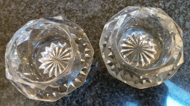 Paar geschnittene Glas T-Lichthalter unmarkiert