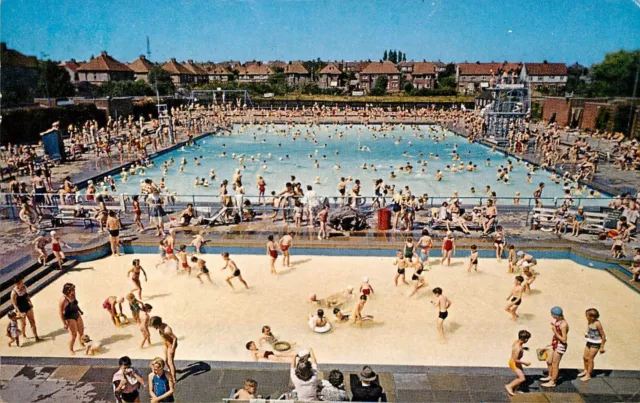 Luton The Open Air Swimming Pool Bedfordshire  - Postcard