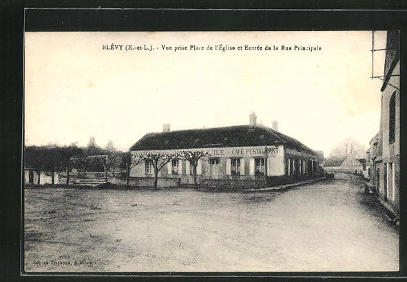 CPA Blevy, Vue prise Place de l´Eglise et Entree de la Rue Principale