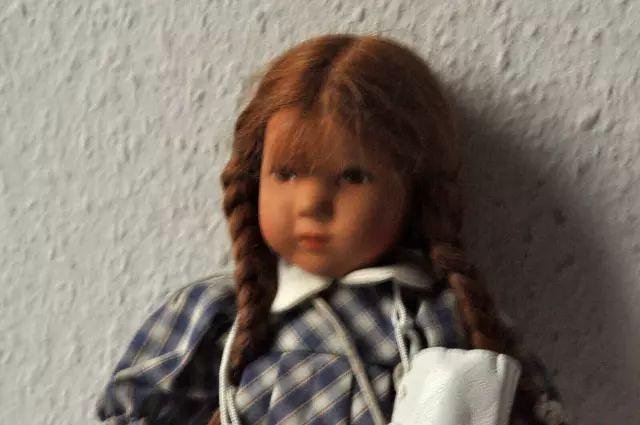 Käthe Kruse Puppe  250 mm mit Schlittschuhen hellbraunes Haar Zöpfe  Kleid 3