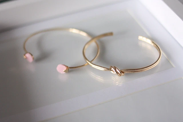 Set De Bracelets Dorés Avec Noeud Et Pierre Effet Quartz Rose Neuf