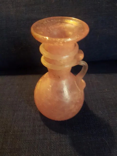 Gracieux petit vase en verre soufflé irisé copie antique romaine ou étrusque