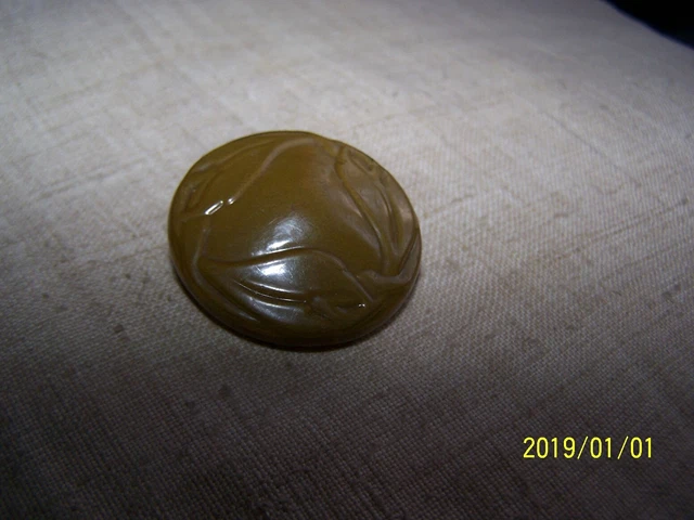 Ancien et gros bouton en celluloïd de couleur caca d'oie. N°52