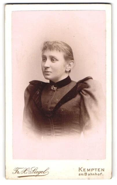 Fotografie Fr. X. Siegel, Kempten, Junge Dame im modischen Kleid