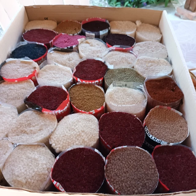 68 paquets de   laines neufs pour réaliser des  tapis ou autres