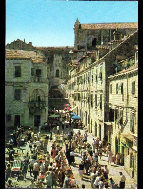 DUBROVNIK (CROATIA / CROATIE) Place du Marché animée période 1970