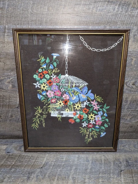 De colección Mimbre Jardín Jaula para Pájaros Flores Enmarcado Crewel Bordado 21x17" 1981